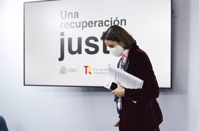 La ministra de Industria, Comercio y Turismo, Reyes Maroto, tras una comparecencia posterior a una reunión del Consejo de Ministros, a 7 de diciembre de 2021, en Madrid (España). 