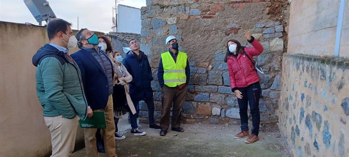 El delegado de Regeneración, Justicia y Administración Local en Huelva, Alfredo Martín, en su visita a las obras del Castillo de Aroche.