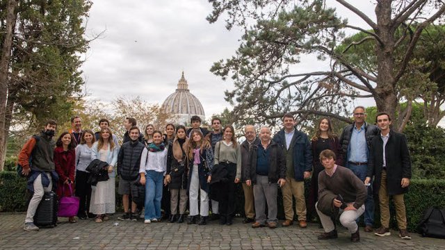 Archivo - Alumnos de las universidades Loyola Andalucía  y Loyola Chicago durante su reunión en Roma.