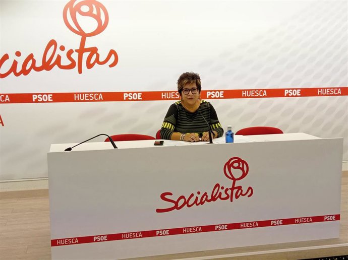 La secretaria de Organización del PSOE Alto Aragón, Elisa Sancho, informa sobre el desarrollo del 10 Congreso Provincial que se celebra este sábado.