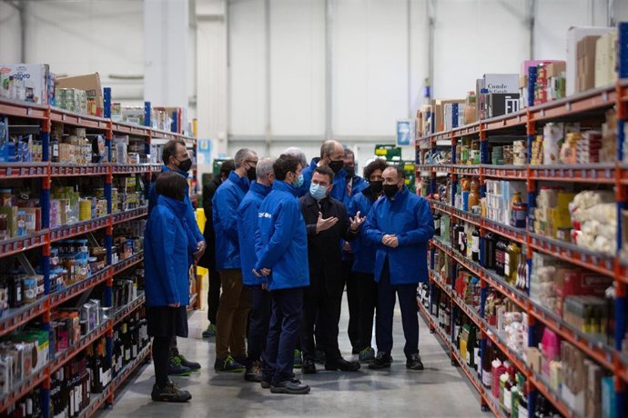 El presidente de la Generalitat, Pere Aragons, junto al presidente del consejo de administración de Caprabo,  Javier Amezaga; el director general, Edorta Juaristi, y el presidente del Puerto de Barcelona, Dami Calvet, entre otros, durante la visita.