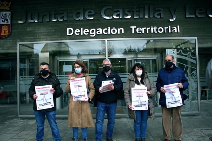 Representantes De Soria ¡YA! Frente A La Delegación De La Junta En Soria, Donde Será La Concentración Principal