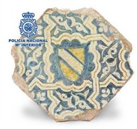 La Policía recupera un azulejo de cerámica del siglo XV que podría pertenecer a La Alhambra de Granada