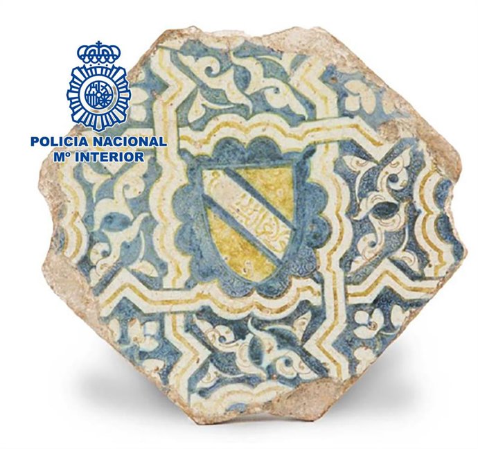 Azulejo recuperado por la Policía Nacional que podría pertenecer a la Alhambra de Granada.
