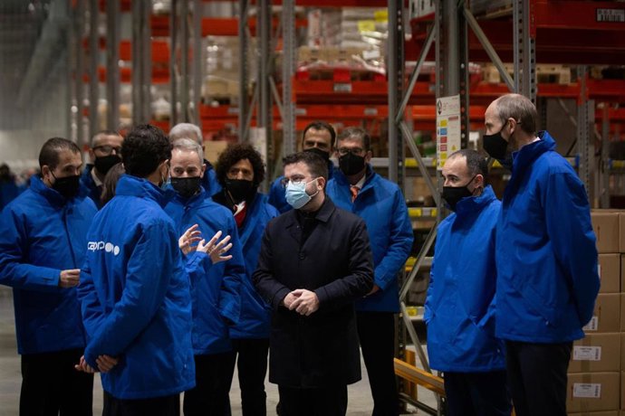 El presidente de la Generalitat, Pere Aragons, junto al presidente del consejo de administración de Caprabo, Javier Amezaga, y el director general, Edorta Juaristi, entre otros, durante la visita.