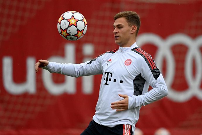 Archivo - Bayern Munich's Joshua Kimmich takes part in a training session for the team ahead of Tuesday's UEFA Champions League Group E soccer match against Benfica.