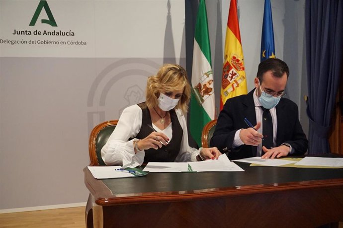 Los delegados de Empleo, Formación, Trabajo Autónomo, Transformación Económica, Industria, Conocimiento y Universidades y de Educación y Deporte de la Junta de Andalucía en Córdoba, Ángel Herrador e Inmaculada Troncoso.
