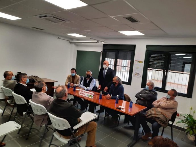 Carnero (C) en el acto de inauguración de la nueva oficina de UCCL en Rioseco.