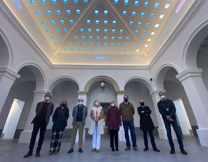 La subdelegada de la Junta de Andalucía en el Campo de Gibraltar, Eva Pajares, y la delegada territorial de Cultura, Mercedes Colombo, durante su visita al Faro de la isla de Tarifa.