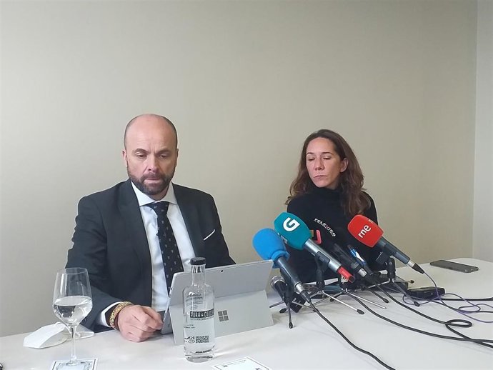 Rueda de prensa de uno de los abogados de la familia Fernández-Cervera Neira, Ramón Amoedo, junto a Rosa, hermana de Déborah Fernández Cervera.