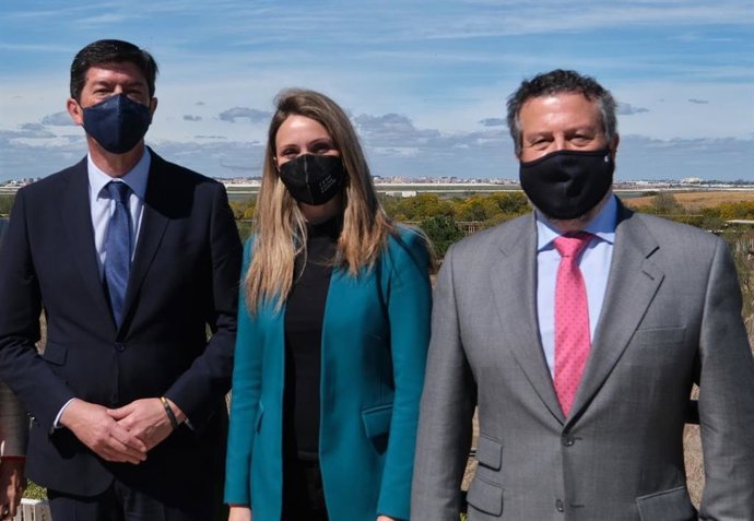 La coordinadora de Cs en Huelva y diputada provincial, María Ponce,  junto al vicepresidente de la Junta y consejero de Justicia, Juan Marín, coordinador de Cs en Andalucía, y el delegado territorial de Justicia, Alfredo Martín.