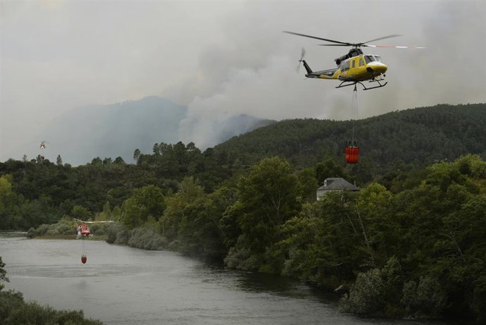 Archivo - Un helicóptero forestal trabaja en las tareas de extinción de incendios de un fuego en el municipio de Ribas de Sil, en la parroquia homónima, muy cercana a Rairos, a 6 de septiembre de 2021, en Ribas de Sil, Lugo, Galicia (España). Este nuevo
