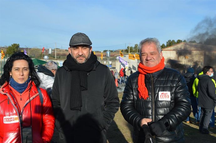 El secretario general de CC.OO. De Catalunya, Javier Pacheco, en el centro, junto a la secretaria general del sindicato en Lleida, Cristina Rodríguez y el secrtario general de CC.OO de industria de Catalunya, José Antonio Hernández.