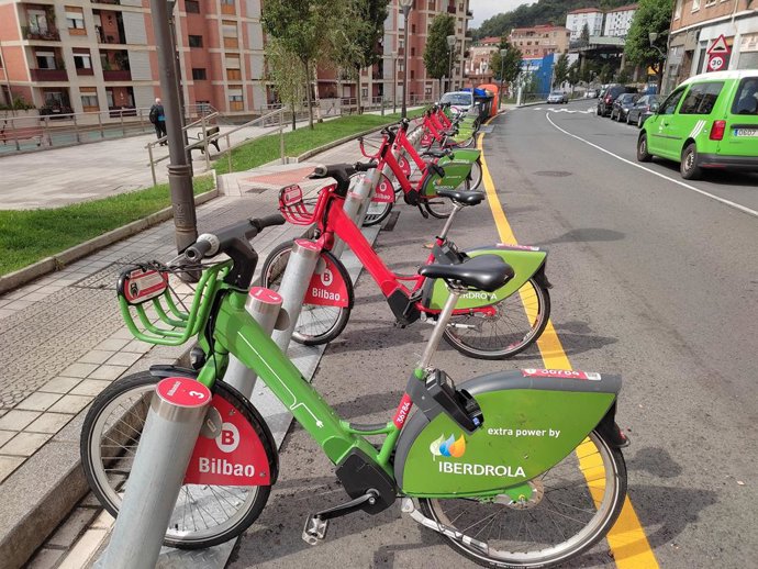 Archivo - Bicicletas eléctricas municipales en Bilbao