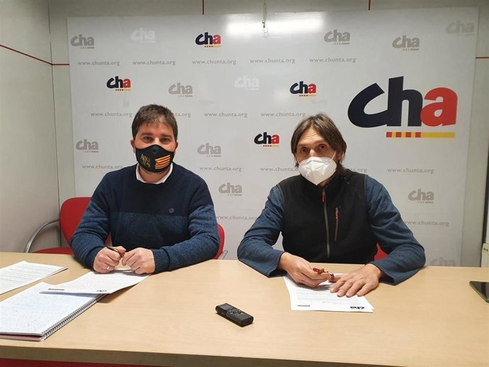 El secretario territorial de CHA de las comarcas turolenses, José Manuel Salvador, y el vice-secretario territorial del partido de las comarcas turolenses, Javier Carbó.
