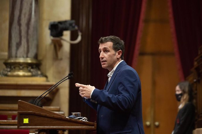 Archivo - El diputado de En Comú Podem Marc Parés, en una sesión plenaria del Parlament, a 4 de noviembre de 2021, en Barcelona, Cataluña (España). La ley de la ciencia de Catalunya y una proposición de ley de la CUP que plantea internalizar el servicio