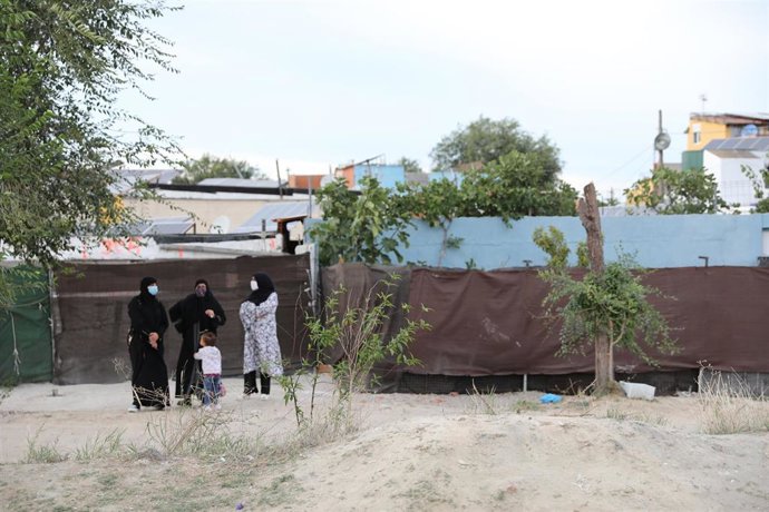 Archivo - Varias personas participan en una concentración con motivo del aniversario del corte de electricidad en la Cañada Real, en el campo de fútbol del sector 6, a 2 de octubre de 2021, en Madrid (España).