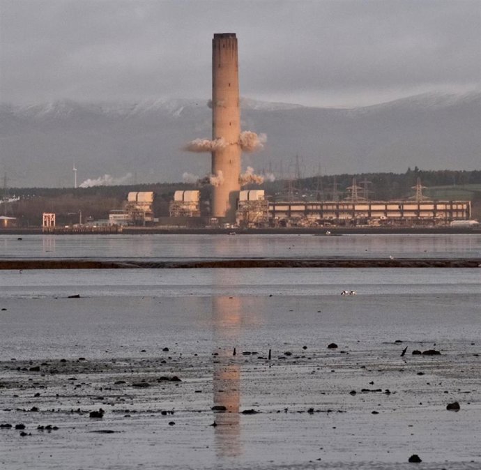 Voladura de la chimenea de la central de carbón de Longannet en Escocia