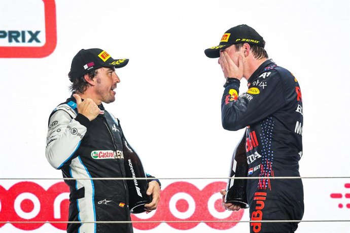 Fernando Alonso habla con Max Verstappen en el podio del Gran Premio de Catar 2021