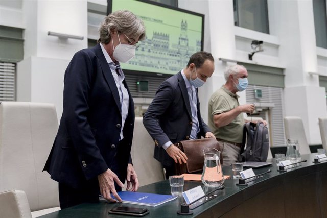 Archivo - (I-D) Los diputados del Grupo Mixto, Marta Higueras, José Manuel Calvo y Luis Cueto, durante una sesión extraordinaria y urgente del Pleno Municipal, en el salón de sesiones del Pleno del Palacio de Cibeles, a 13 de septiembre de 2021, en Madrid