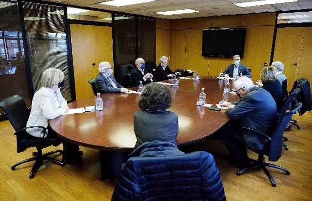 El conseller de Educación Josep Gonzàlez-Cambray reunido con exconsellers