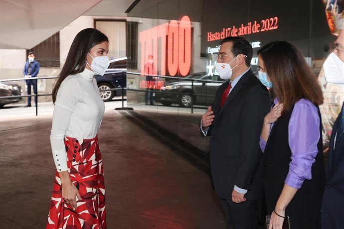 La Reina Letizia a la entrada del acto por el 75 aniversario de UNICEF, saluda a la ministra de Derechos Sociales, Ione Belarra, y al ministro de Asuntos Exteriores, José Manuel Albares.