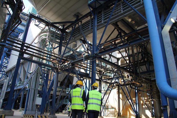 Técnicos de Endesa en la central térmica Litoral de Carboneras (Almería)