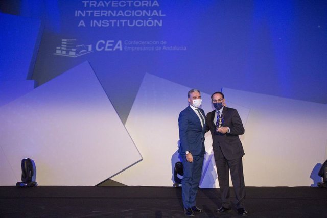 González de Lara recibe el Premio ALAS de manos del consejero de Presidencia, Elías Bendodo.