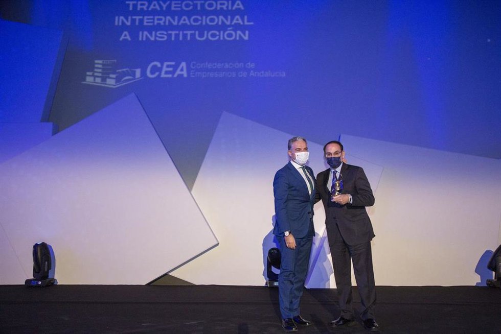 González de Lara recibe el Premio ALAS de manos del consejero de Presidencia, Elías Bendodo.