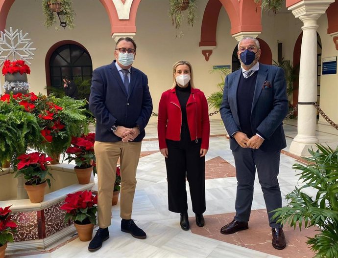 El delegado de Fiestas Mayores del Ayuntamiento de Alcalá de Guadaíra, Enrique Pavón, la alcaldesa de la ciudad, Ana Isabel Jiménez, y el presidente del Consejo de Hermandades, Antonio Rivas.