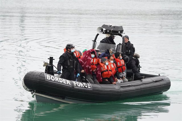 20 November 2021, United Kingdom, Dover: A group of people thought to be migrants are brought into Dover on board the Dover lifeboat, following a small boat incident in the Channel. Photo: Gareth Fuller/PA Wire/dpa