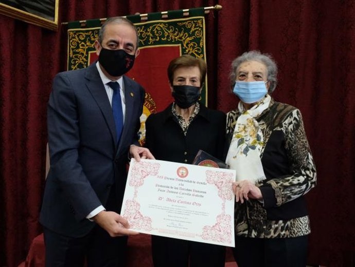El rector de la Universidad de Sevilla, Miguel Ángel Castro, con la filósofa Adela Cortina, y la viuda de Carrillo Salcedo.