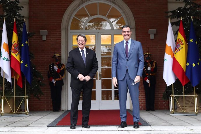 El presidente del Gobierno, Pedro Sánchez, junto a su homólogo chipriota, Nicos Anastasiades, antes de reunirse en La Moncloa, en Madrid a 9 de diciembre de 2021.