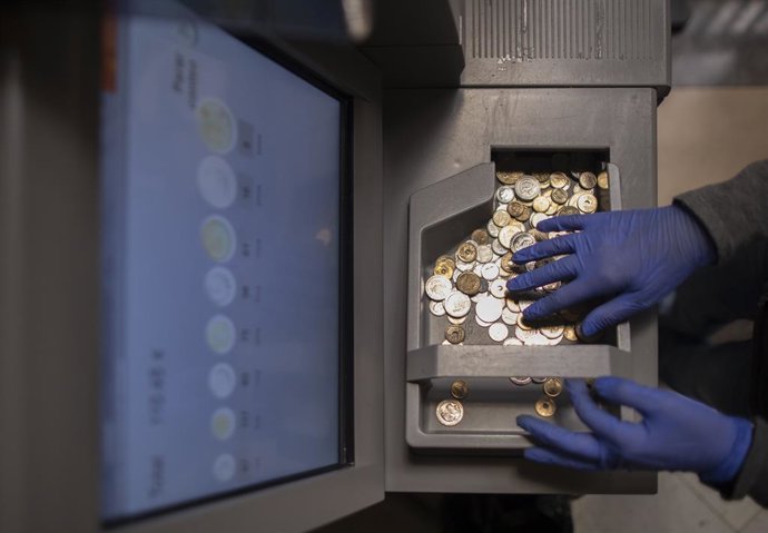 Archivo - Una de las máquinas que cuenta pesetas en el Banco de España, a 25 de junio de 2021, en Madrid (España). El plazo para cambiar las antiguas divisas y despedirse de la peseta, expira el próximo 30 de junio de forma definitiva. Durante toda la s