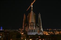 Imagen de la basílica Sagrada Familia con la estrella en la torre Virgen María