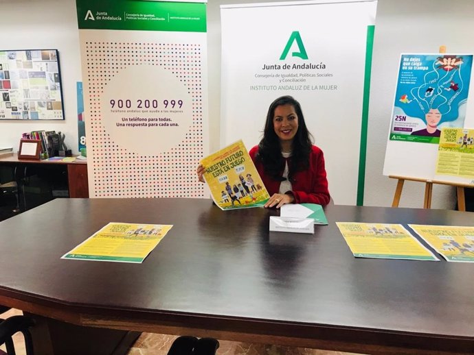 La asesora de programa del Instituto Andaluz de la Mujer (IAM) en Huelva, María Martín, durante la presentación de la campaña.