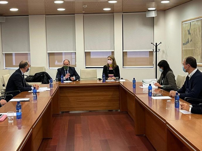 El presidente de ATA, Lorenzo Amor, (segundo por la izquierda) y la presidenta de CEOE Valladolid, Ángela de Miguel, (junto a él) en la reunión mantenida en Valladolid.