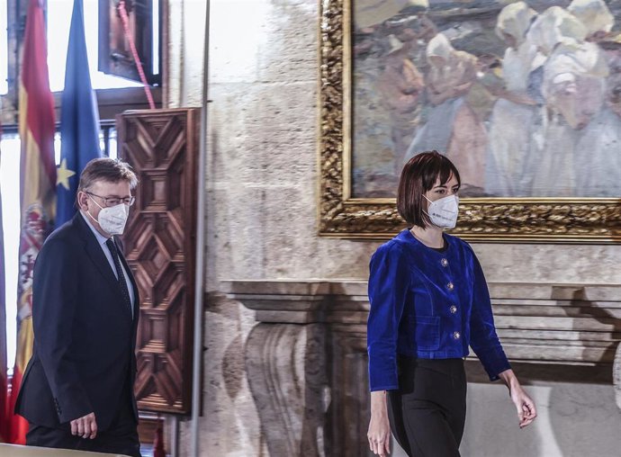 El presidente de la Generalitat Valenciana, Ximo Puig (i), recibe a la ministra de Ciencia e Innovación, Diana Morant (d), en el Palau de la Generalitat, a 9 de diciembre de 2021, en Valencia