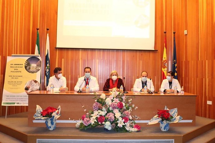 Autoridades y responsables sanitarios en la III Jornada de Seguridad del Paciente del Hospital Juan Ramón Jiménez.