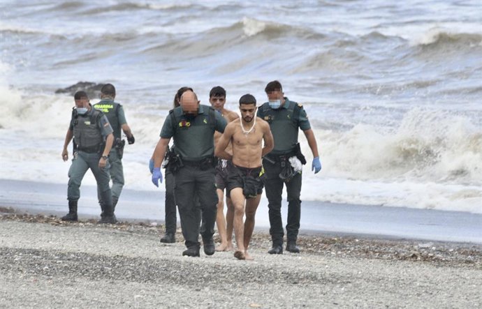 Archivo - Imagen de archivo de una intervención de la Guardia Civil en septiembre, en la playa del Tarajal (Ceuta)