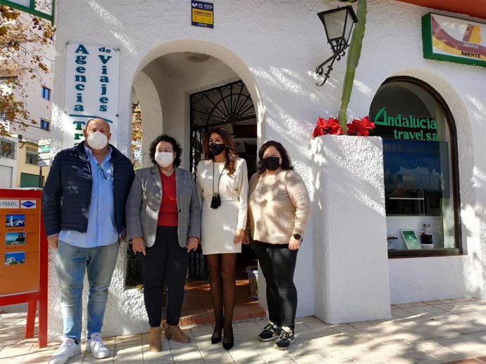 La delegada territorial de Turismo de la Junta en Málaga, Nuria Rodríguez, visita la agencia de viajes Andalucía Travel en Torremolinos.