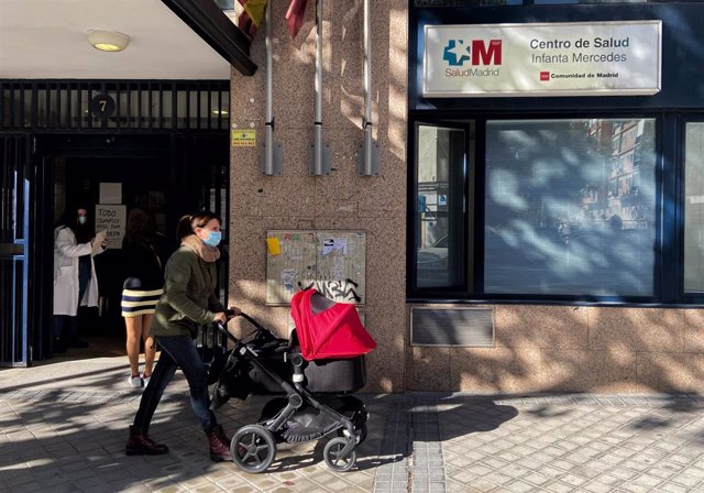 Archivo - Una mujer con un carrito de bebé pasa por delante del Centro de Salud Infanta Mercedes, en el distrito de Tetúan, en Madrid (España), a 26 de octubre de 2020.