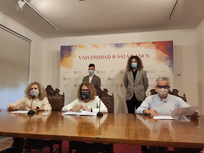 Os académicos Celia Aramburu, Ana María Martín y Luis Félix Valero, de izquierda a derecha, delante de los estudiantes Emilio Ferrero y Juan Manuel Otero.