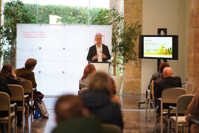 El vicepresidente segundo de la Generalitat, Héctor Illueca, presneta la propuesta de decreto sobre la nueva ormativa de habitabilidad