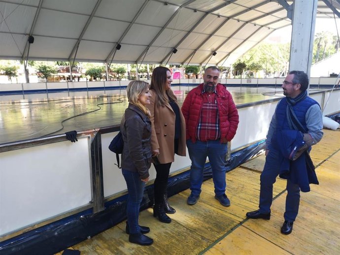 La delegada del Distrito Sur, Marisa Gómez, ha visitado las instalaciones de Sevilla on Ice, en el Prado de San Sebastián.