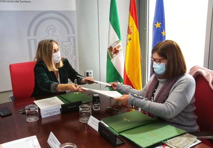 La consejera de Fomento y la alcaldesa de Mojácar.