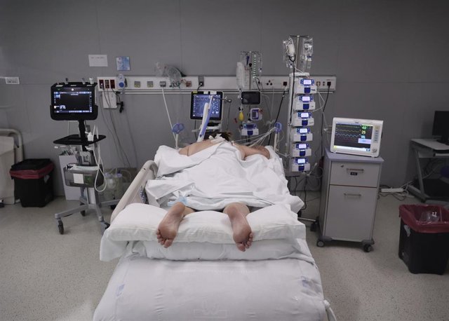 Paciente tumbada en una camilla de la UCI del Hospital Enfermera Isabel Zendal