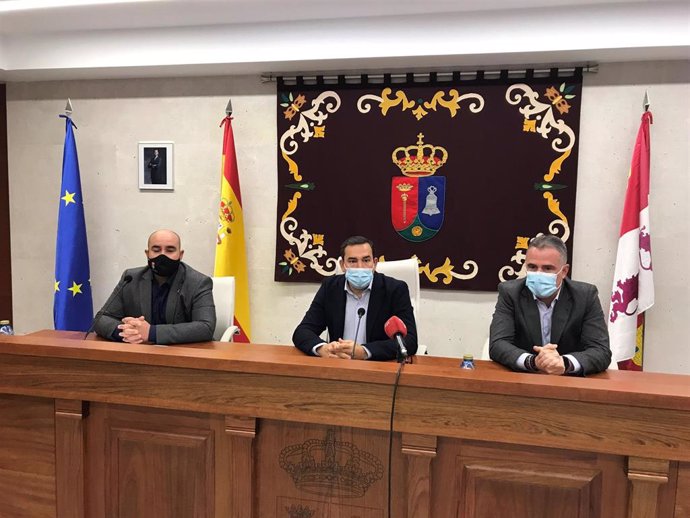 El delegado territorial de la Junta en Salamanca, Eloy Ruiz (centro), presenta el bono rural de transporte gratuito en Villares de la Reina.