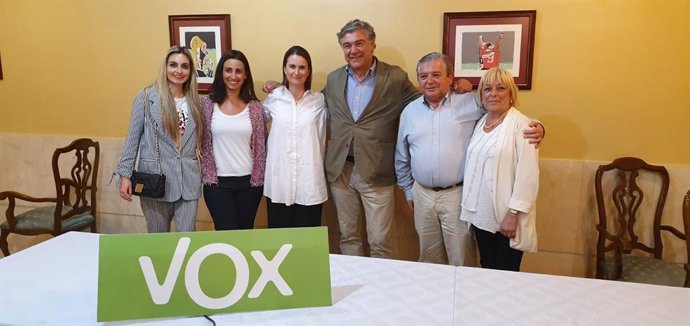 Archivo - El portavoz de Vox Gijón, Eladio de la Concha (en el centro de la imagen), tras los resultados electorales de los pasados comicios locales