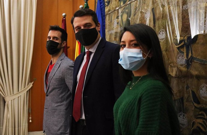 El alcalde de Córdoba, José María Bellido; la delegada de Juventud, Cintia Bustos, y el 'youtuber' 'Anikilo'.